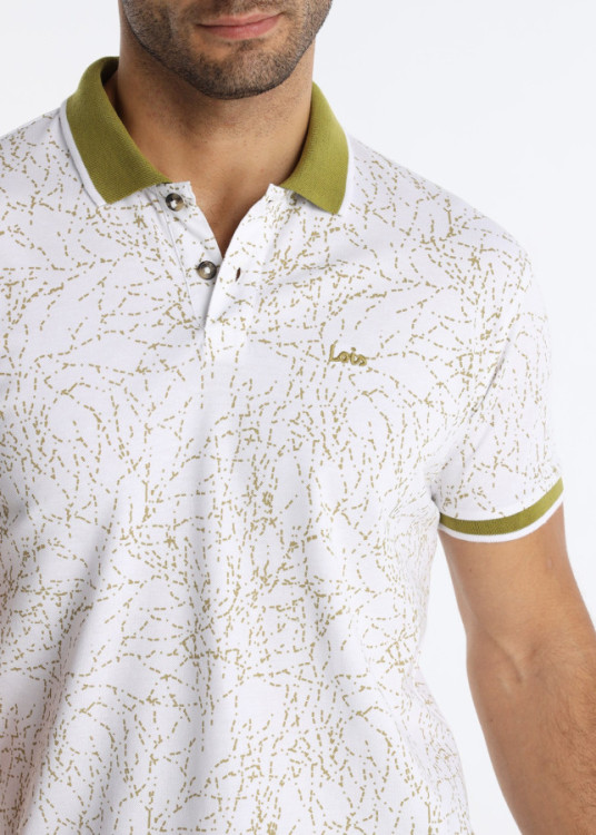 Polo Con Estampado De Ramas Finas En Fondo Blanco