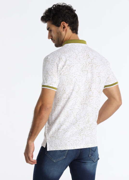 Polo Con Estampado De Ramas Finas En Fondo Blanco
