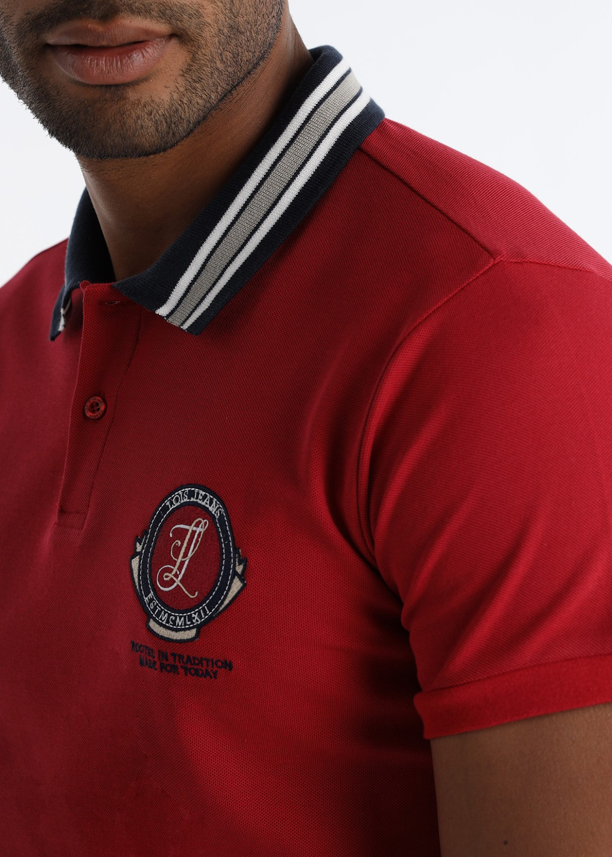 Polo Piqué Bordado Heráldico Pecho Rojo