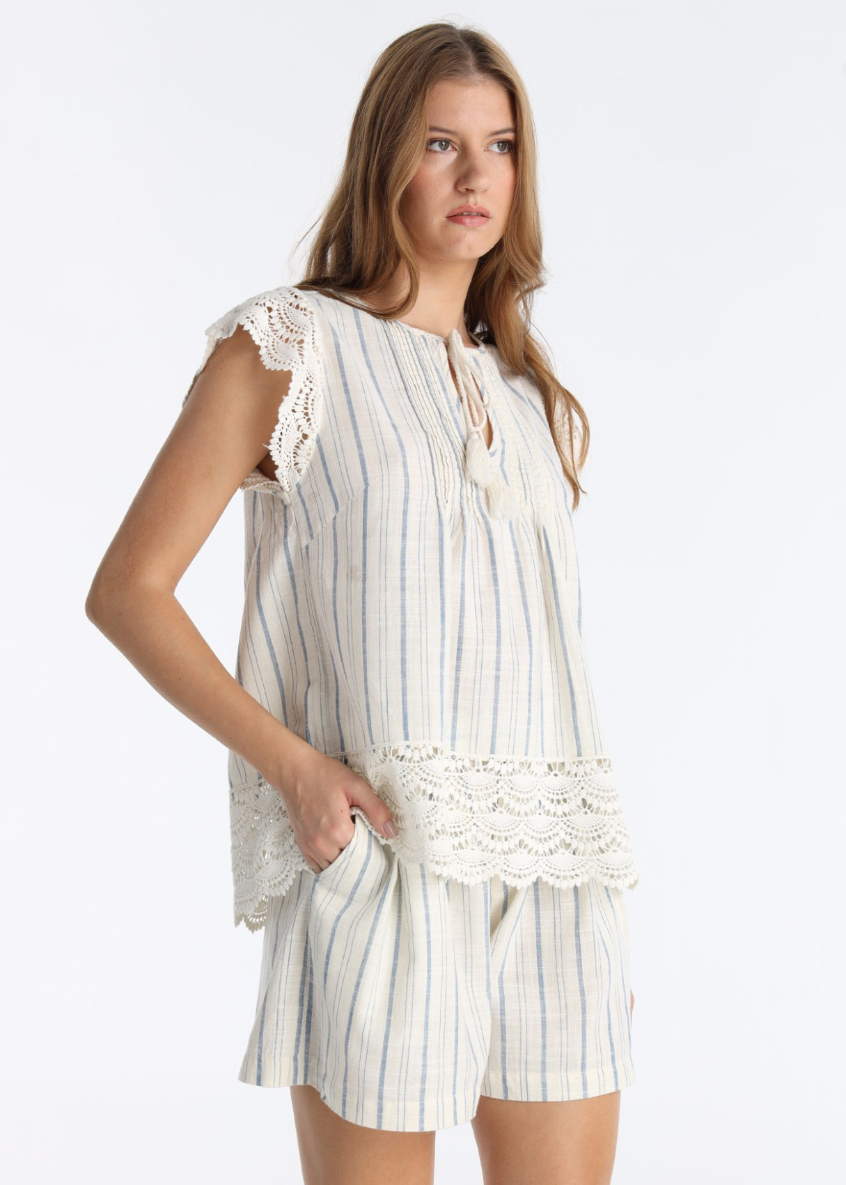 Blusa Detalles Blonda Pompones Decorativos Blanco
