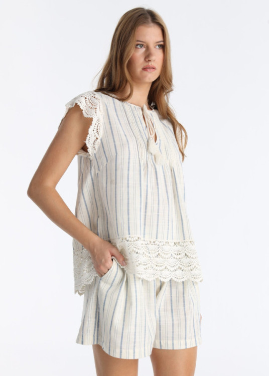 Top Con Detalles De Blonda Y Pompones Decorativos Blanco