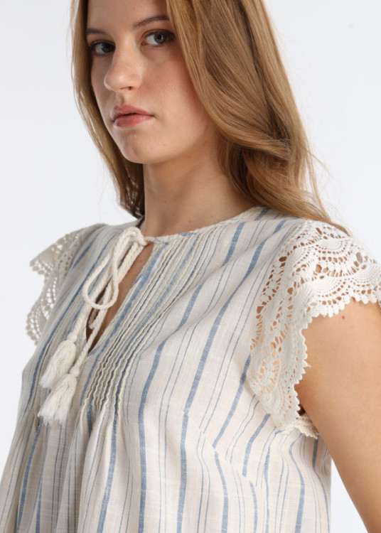 Top Con Detalles De Blonda Y Pompones Decorativos Blanco