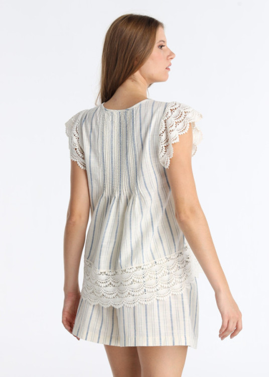 Top Con Detalles De Blonda Y Pompones Decorativos Blanco