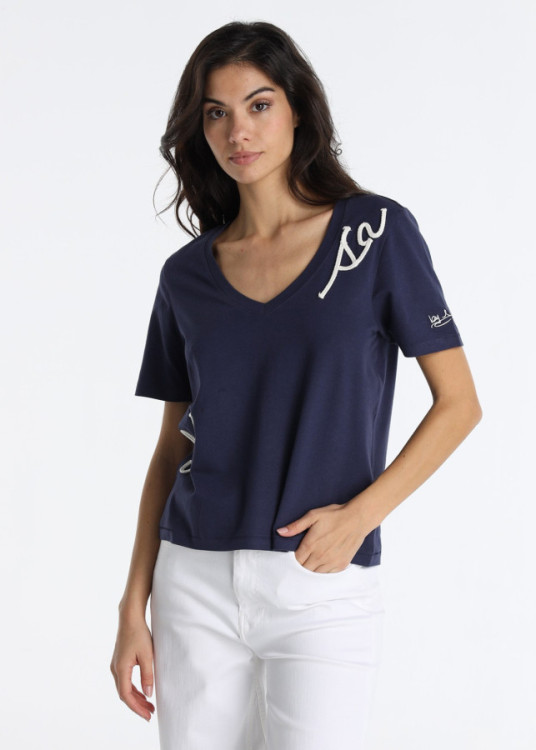 Camiseta Cuello V Con Detalle Cordón Azul