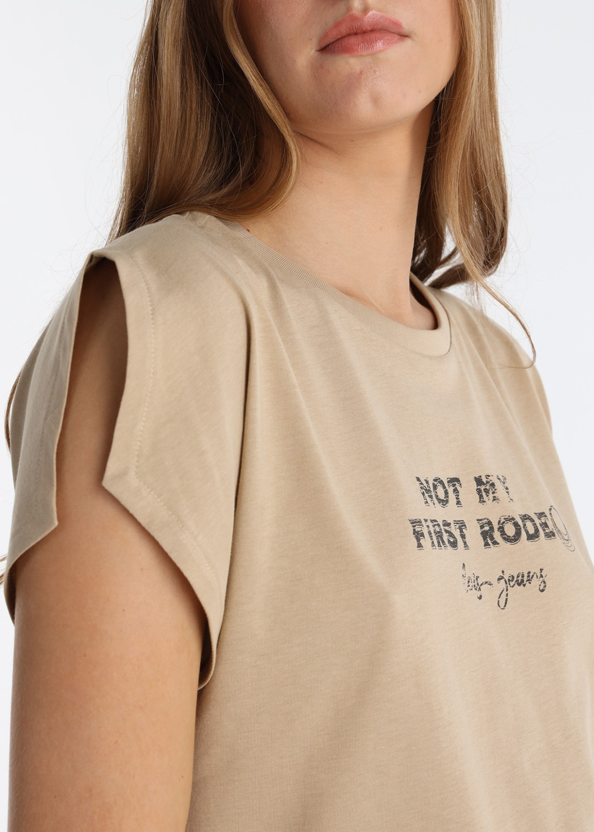 Camiseta Abertura Hombro Gráfica "RODEO" Marrón