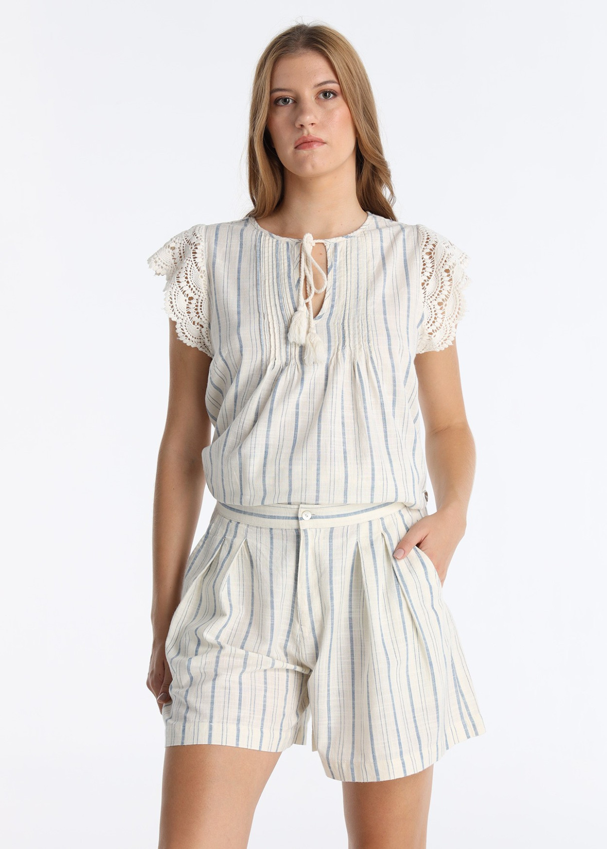 Short Estampado Franjas Detalle Pinzas Blanco