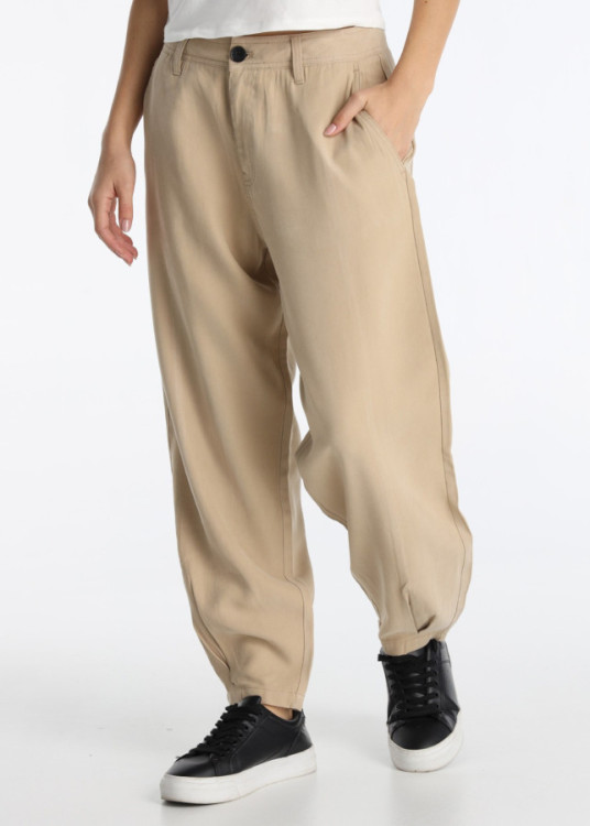 Pantalón Con Detalle De Pinzas En Bajo Beige
