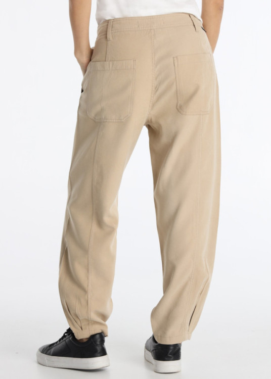 Pantalón Con Detalle De Pinzas En Bajo Beige