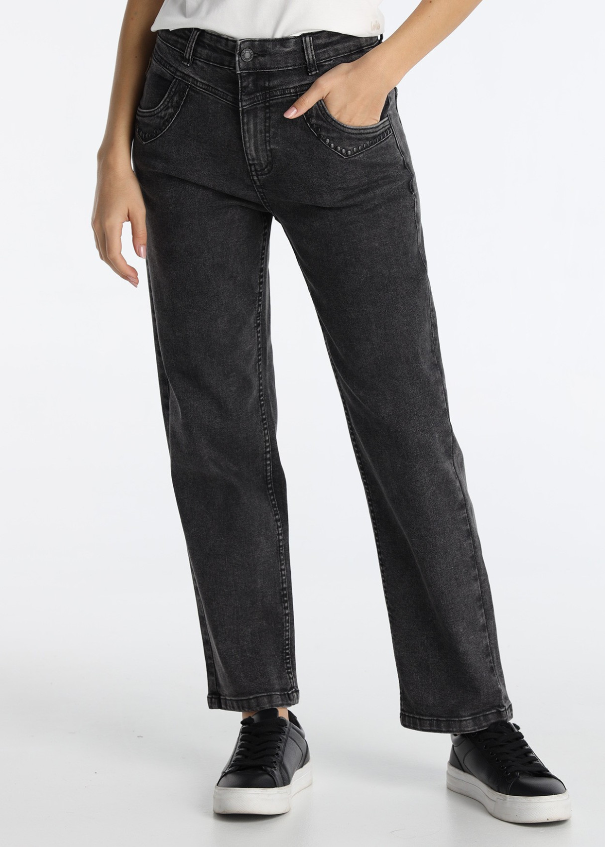 Jeans Straight Crop Detalles Tachuelas Negras