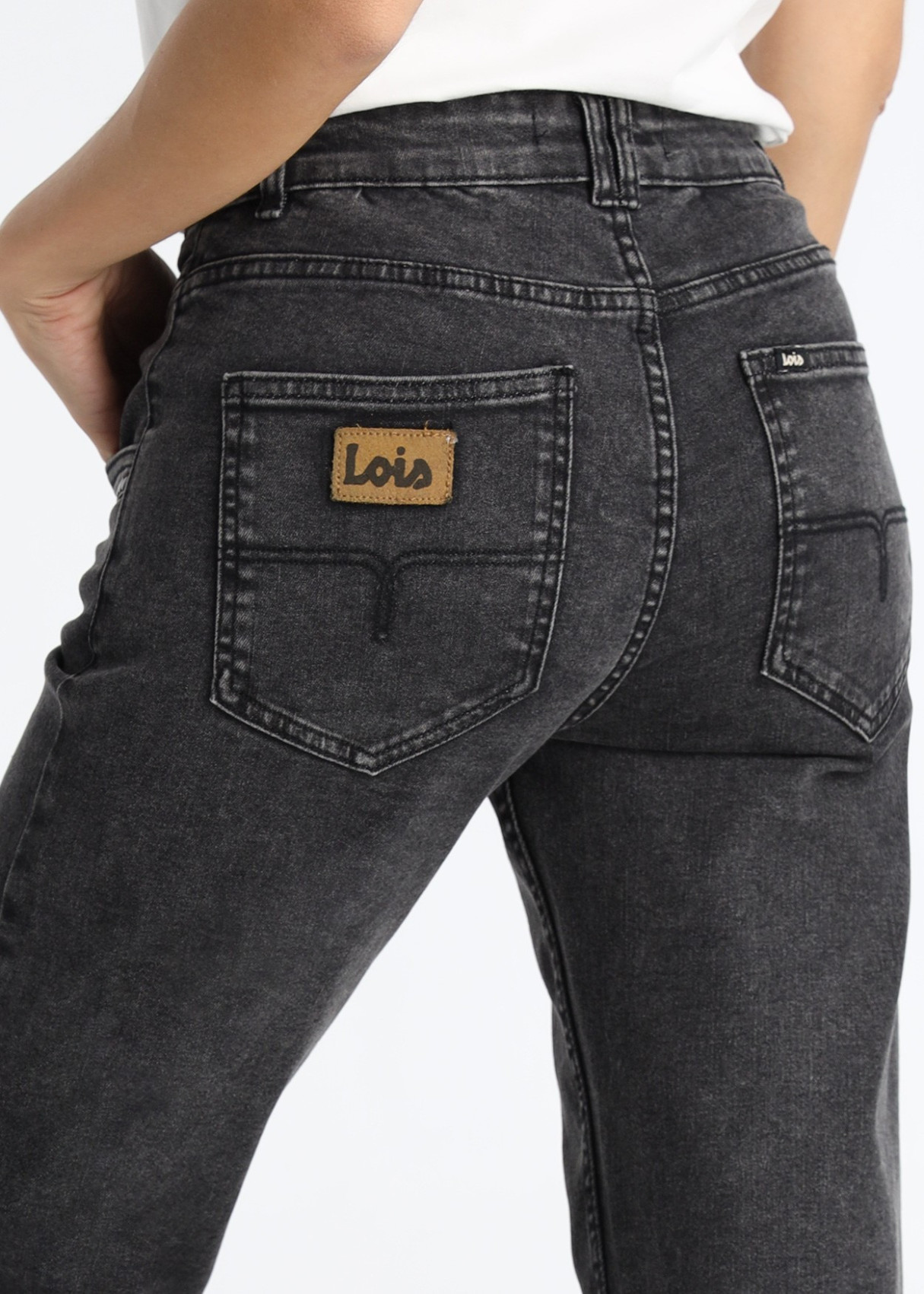 Jeans Straight Crop Detalles Tachuelas Negras