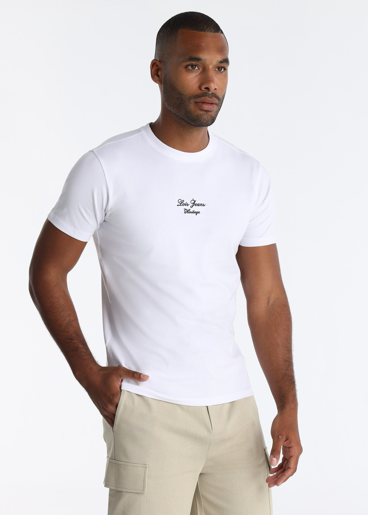 Camiseta Slim Elástica Bordado Pecho Blanca