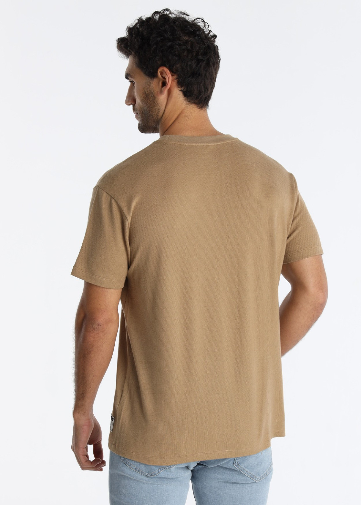 Camiseta Textura Jacquard Bordado 3D Marrón