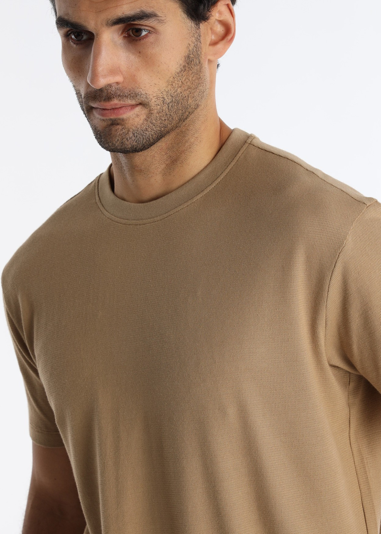 Camiseta Textura Jacquard Bordado 3D Marrón