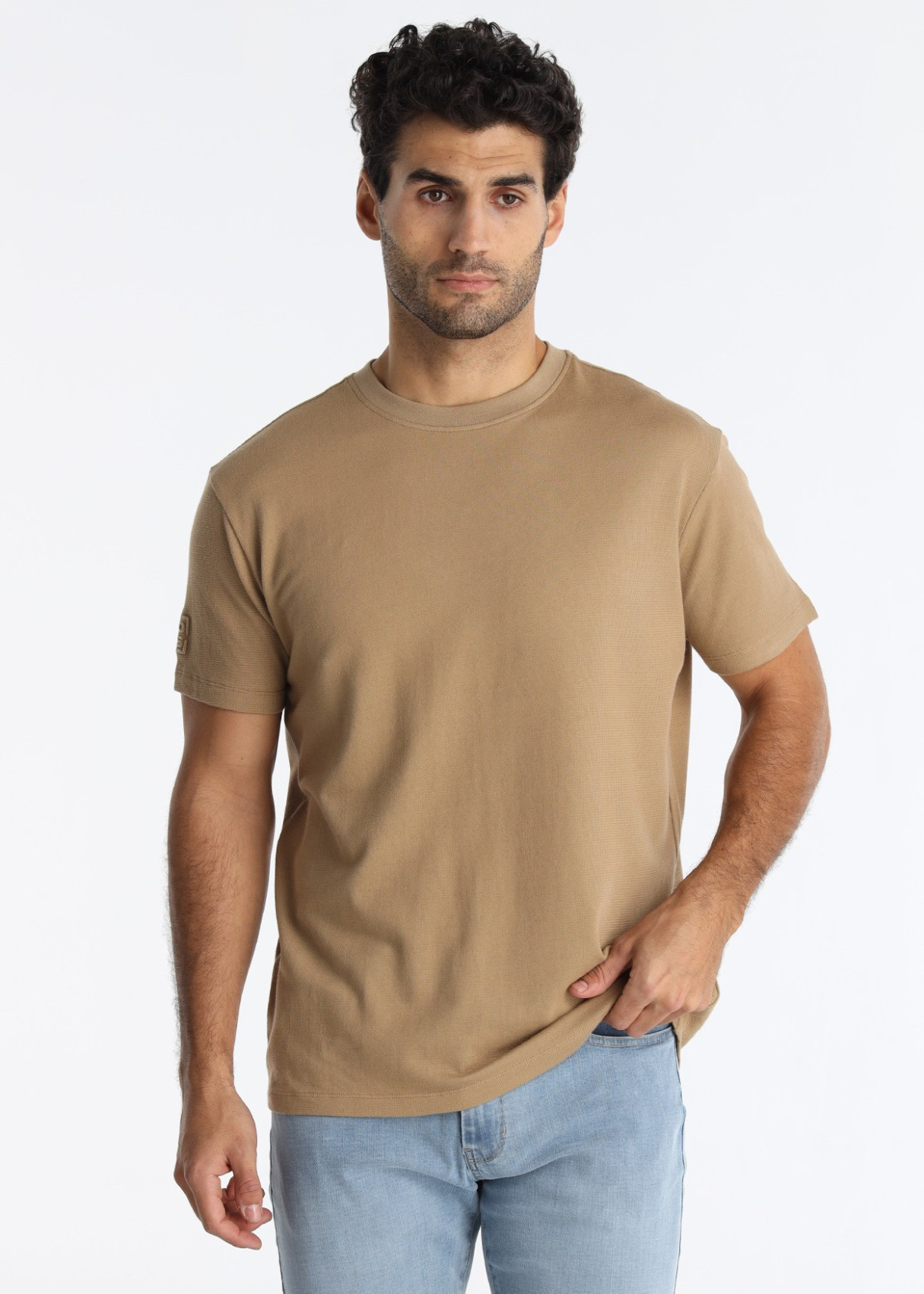 Camiseta Textura Jacquard Bordado 3D Marrón