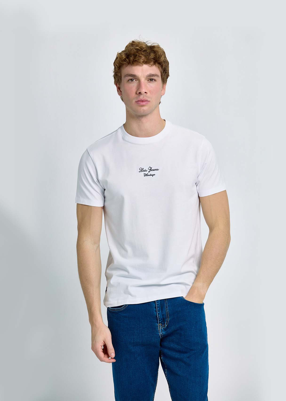 Camiseta Slim Elástica Bordado Pecho Blanca