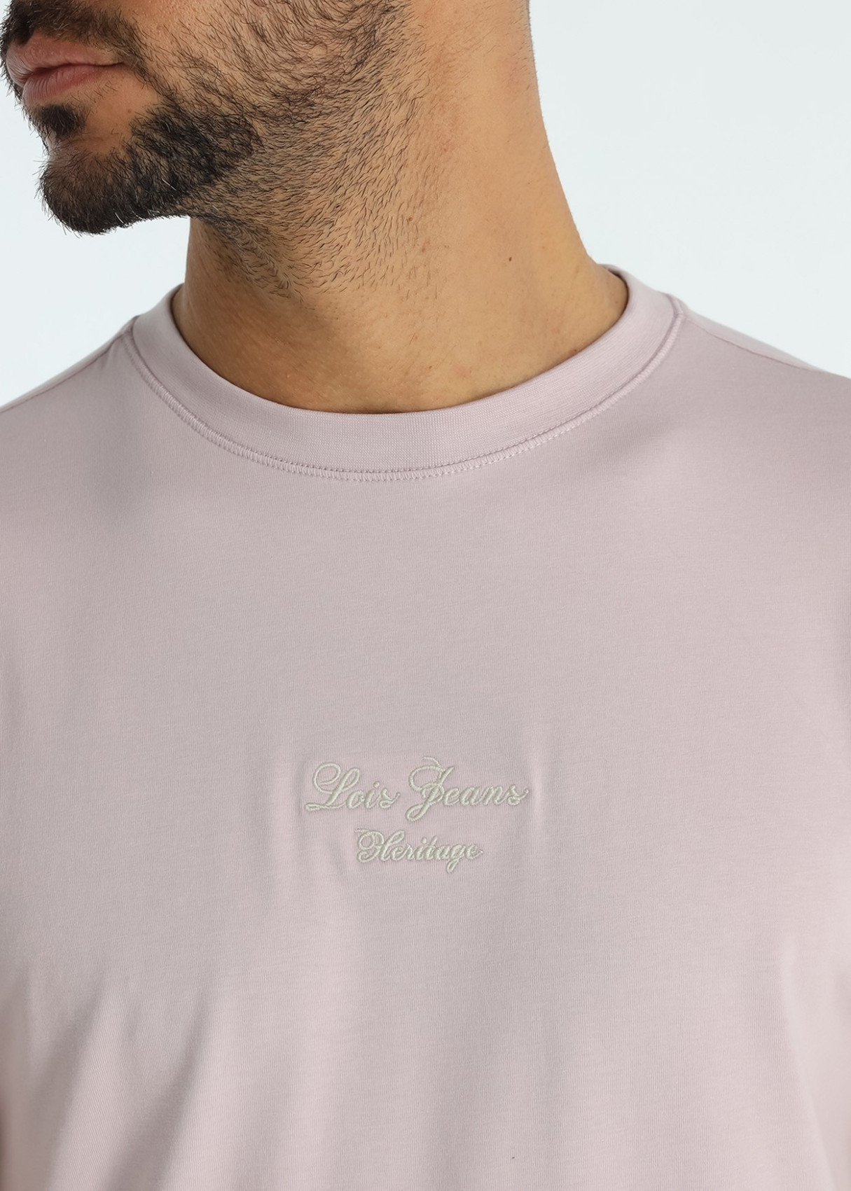 Camiseta Slim Elástica Bordado Pecho Rosa