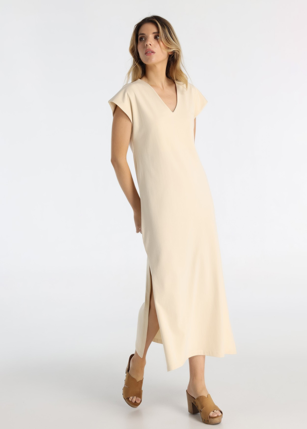 Vestido MIDI Aberturas Estratégicas Punto Suave Beige