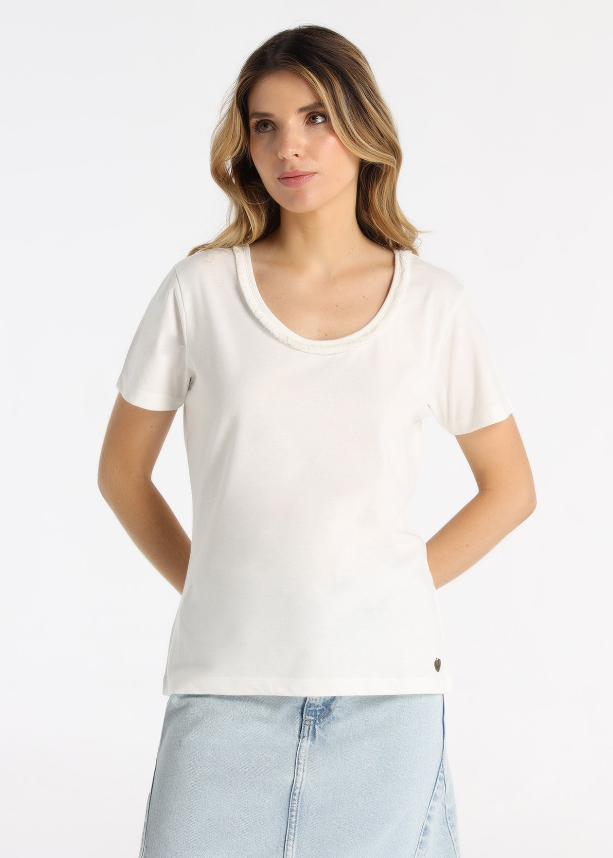 Camiseta Detalle Flecos Cuello Mezcla Suave Blanco