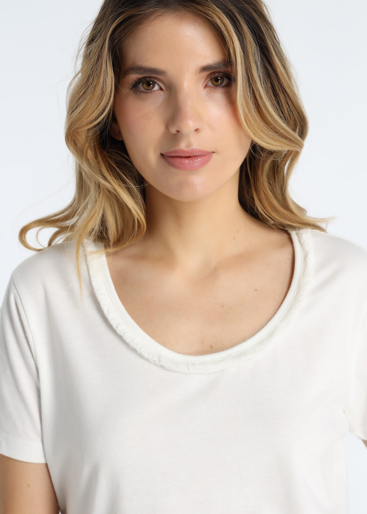 Camiseta Detalle Flecos Cuello Mezcla Suave Blanco