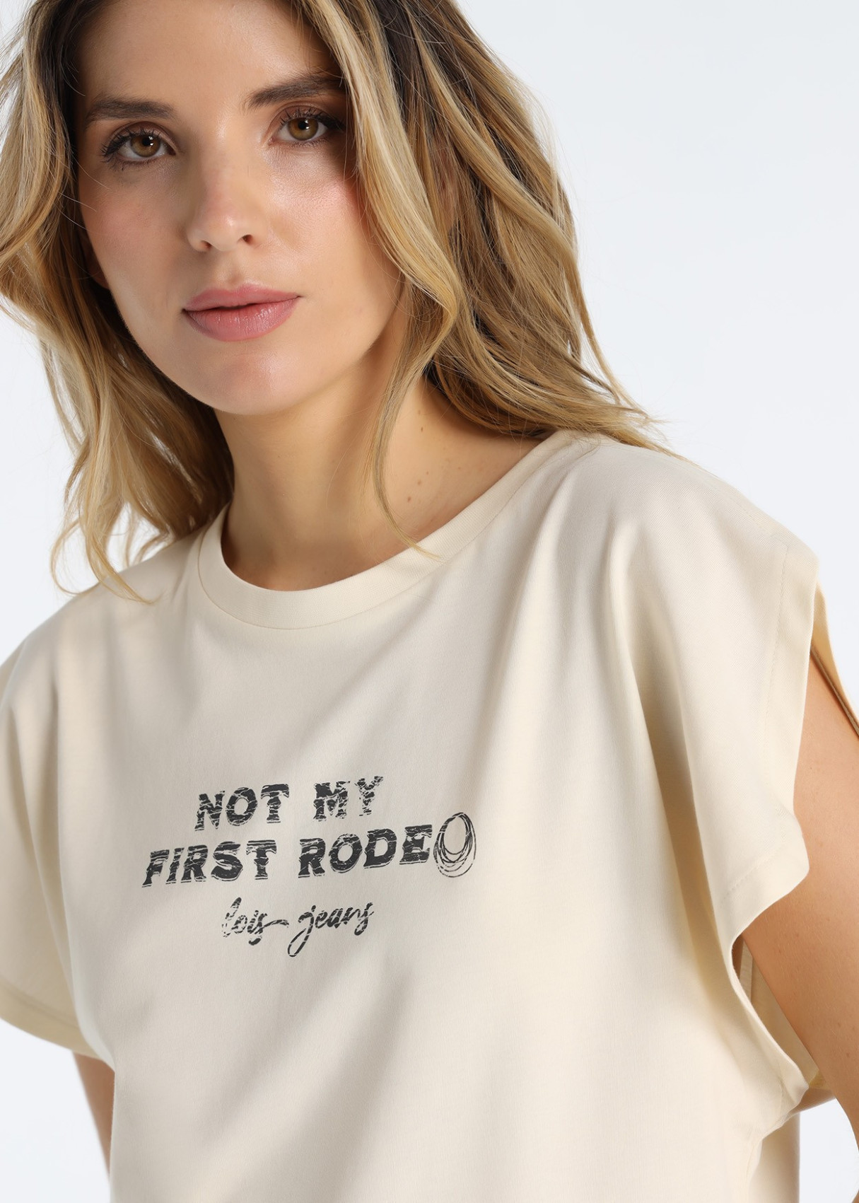 Camiseta Abertura Hombro Gráfica "RODEO" Beige