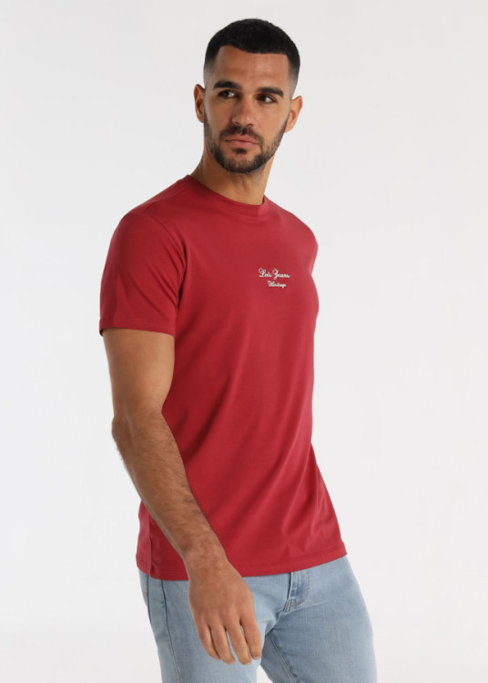 Camiseta Slim Elástica Bordado Pecho Rojo