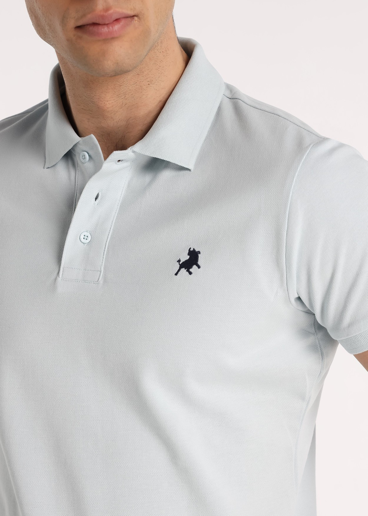 Polo Piqué Básico Bordado Logo Toro Azul