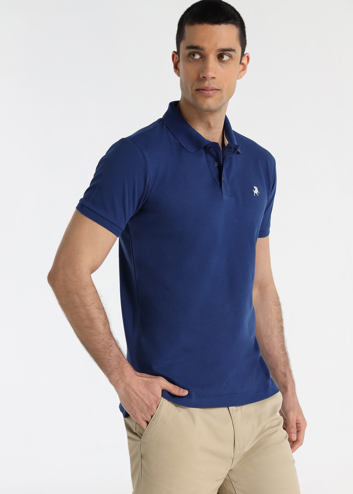 Polo De Piqué Básico Con Bordado Logo Toro Azul