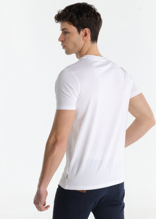 Camiseta Básica Manga Corta Con El Logo Bordado En El Pecho blanca