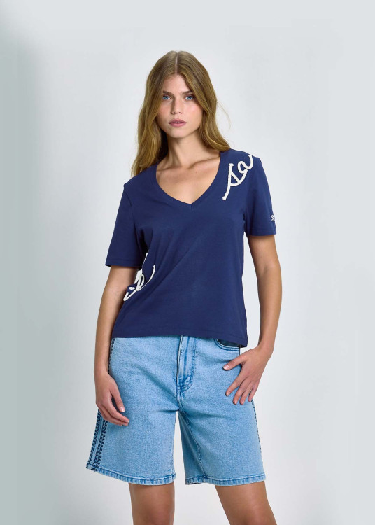 Camiseta Cuello V Con Detalle Cordón Azul
