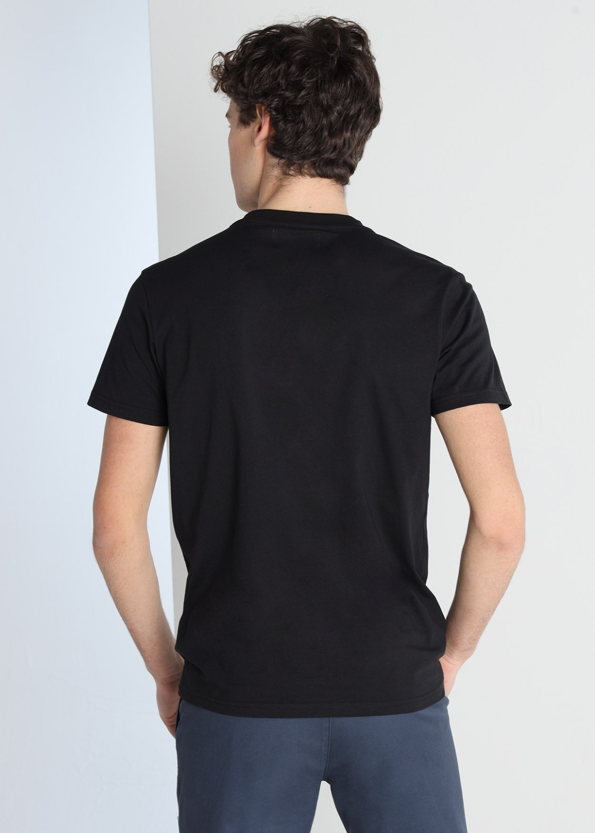Camiseta Algodón Parche Central Logo Negra