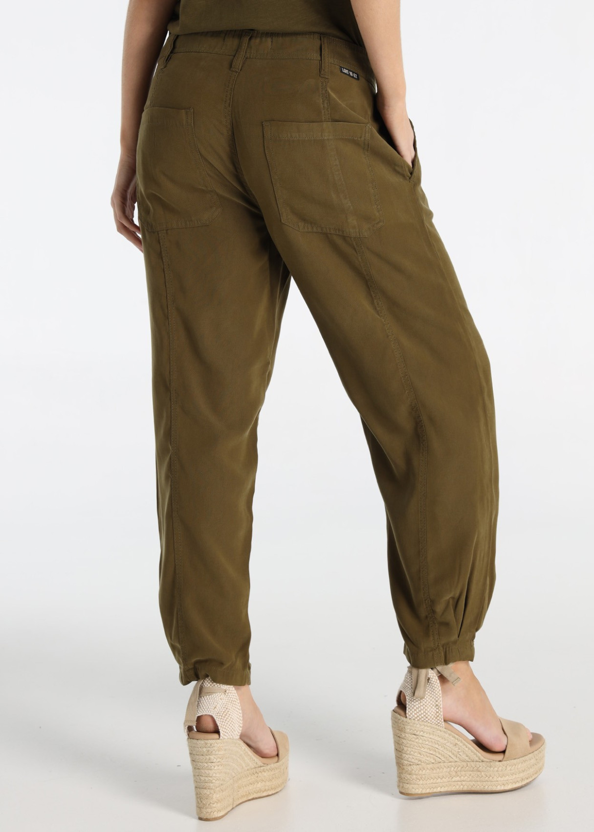 Pantalón De Viscosa Con Detalle De Pinzas En Bajo Verde