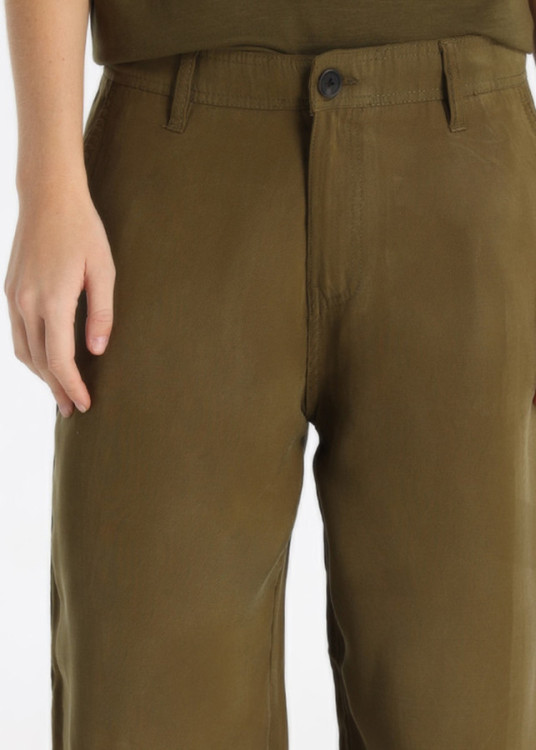 Pantalón De Viscosa Con Detalle De Pinzas En Bajo Verde