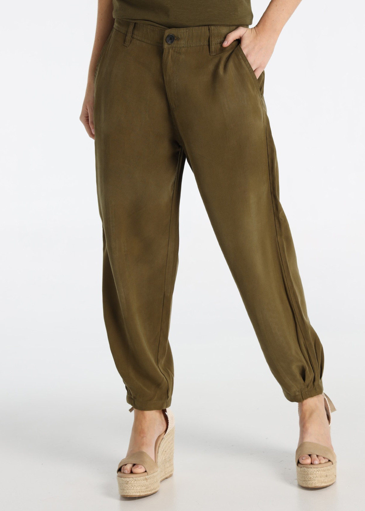 Pantalón De Viscosa Con Detalle De Pinzas En Bajo Verde