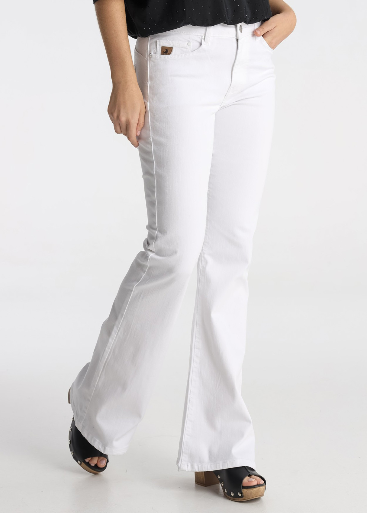 Jeans Flare Push Up Tiro Muy Corto Blanco