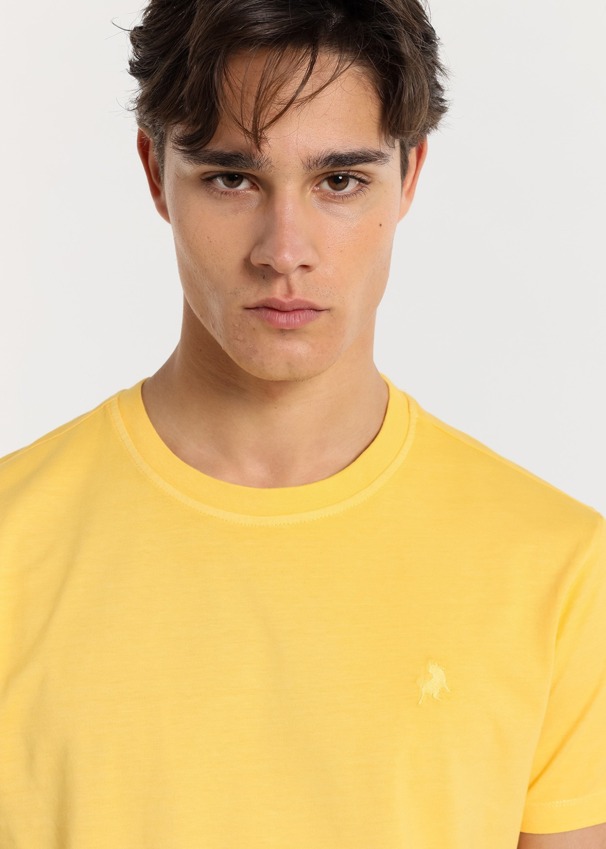 Camiseta Manga Corta Básica Tejido Overdye amarilla