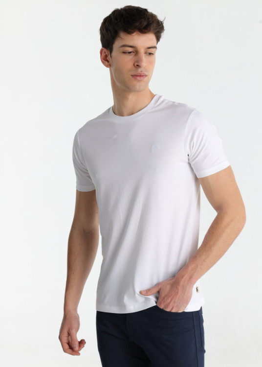Camiseta Básica Manga Corta Con El Logo Bordado En El Pecho blanca