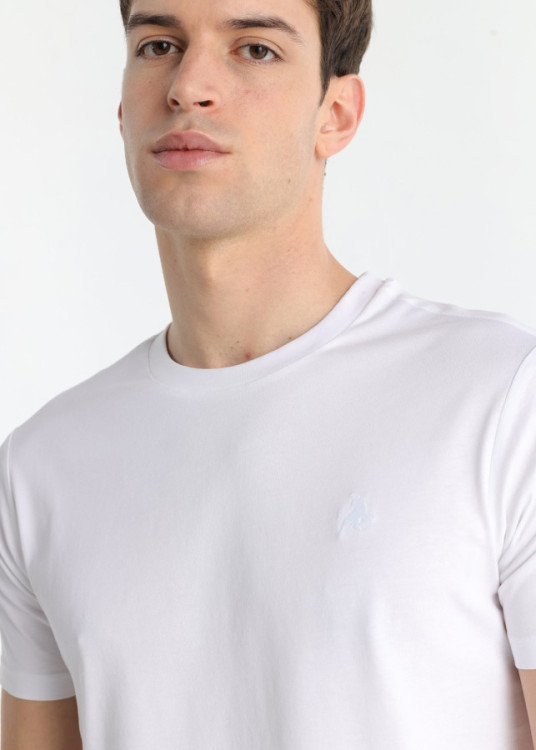 Camiseta Básica Manga Corta Con El Logo Bordado En El Pecho blanca