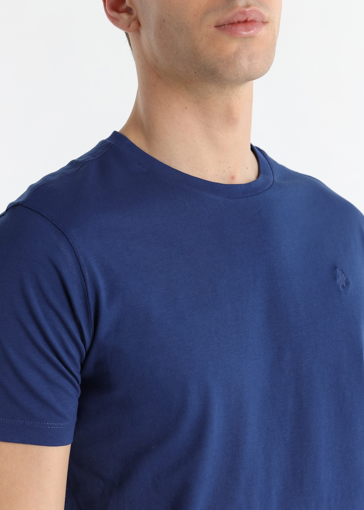 Camiseta Básica Manga Corta Logo Bordado azul WINSTON RILEY