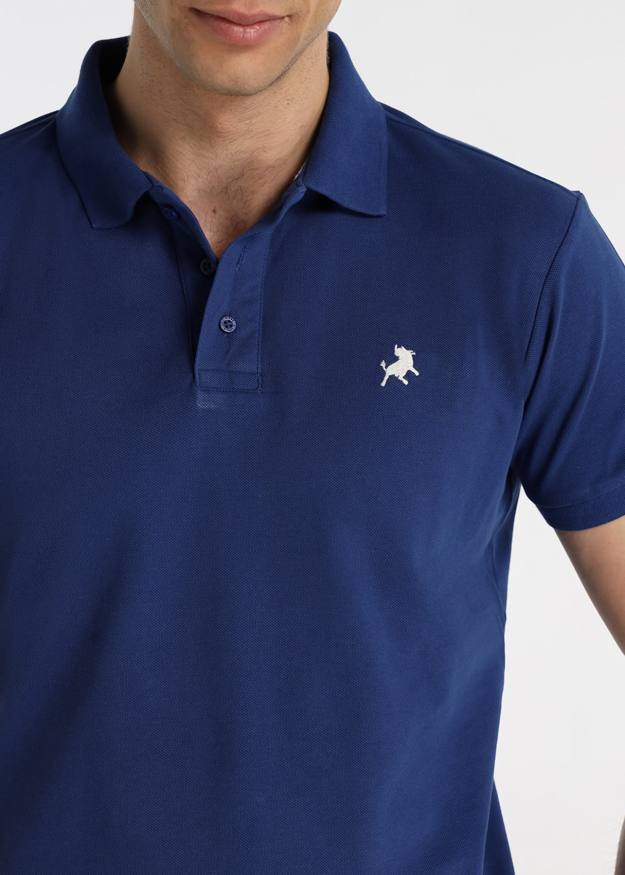 Polo De Piqué Básico Con Bordado Logo Toro Azul
