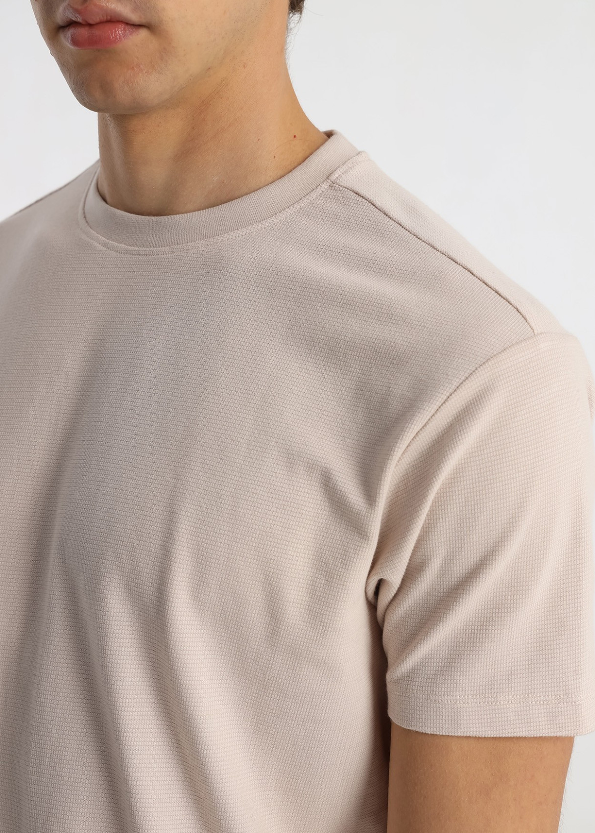 Camiseta Textura Jacquard Bordado 3D Beige