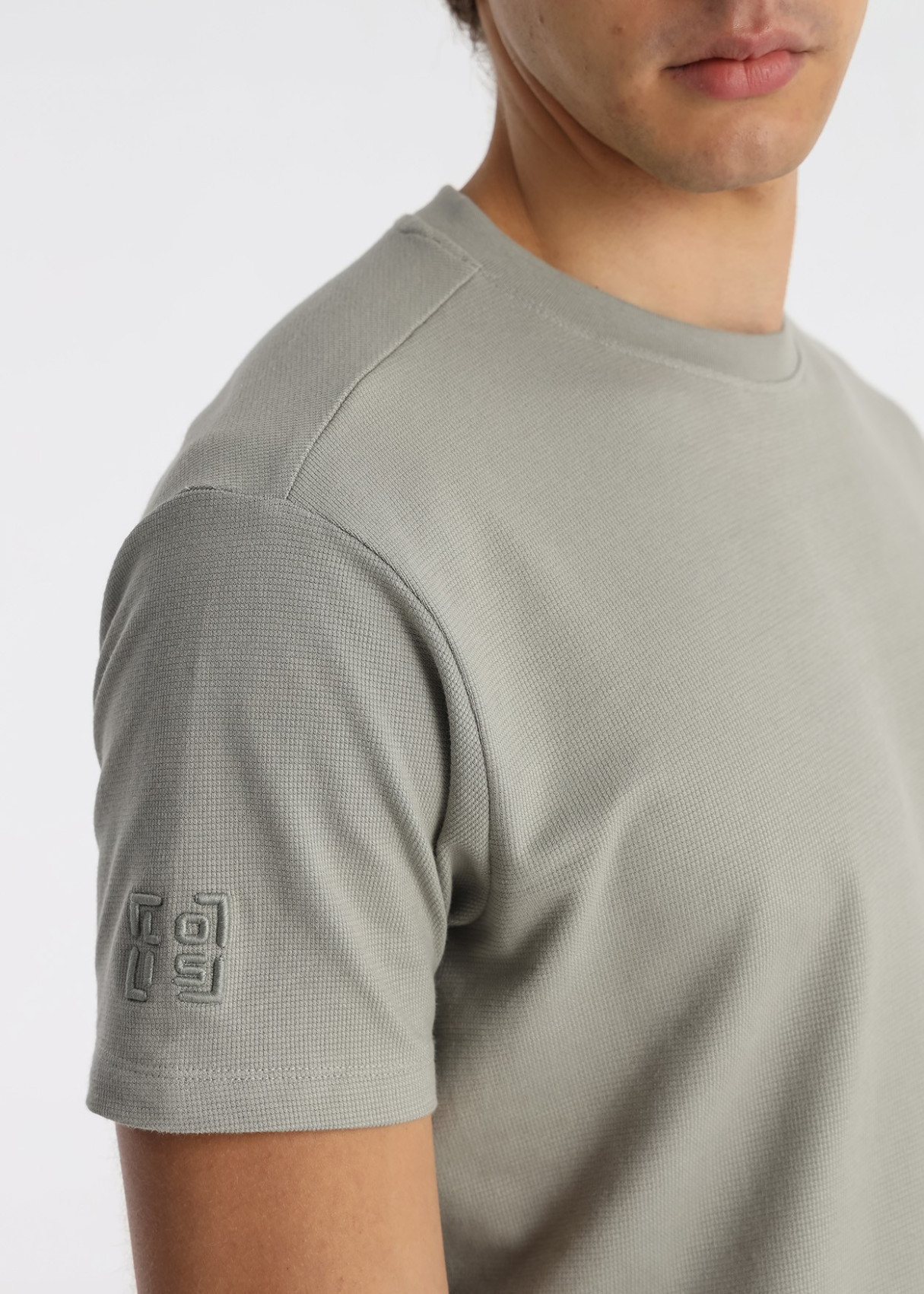 Camiseta Con Textura Jacquard Y Bordado 3D En Verde