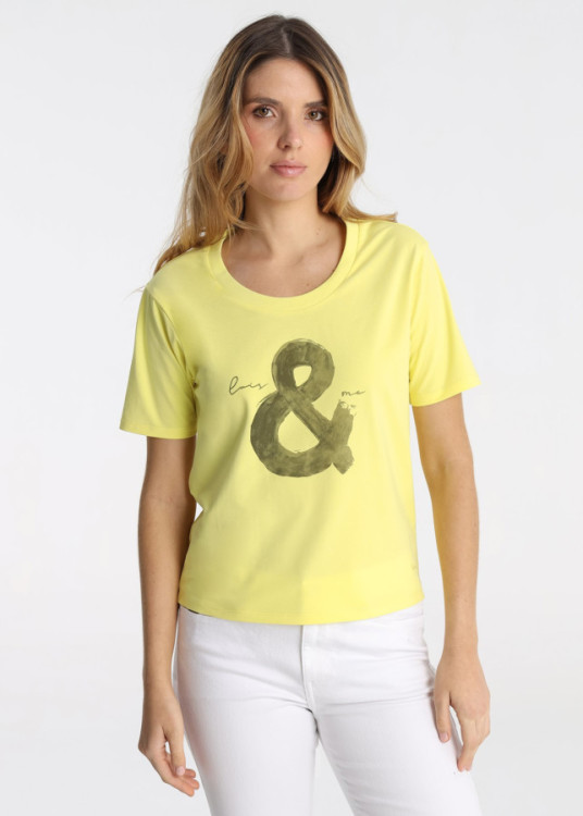 Camiseta Cuello Spoon Con Gráfica " &" Tipográfica