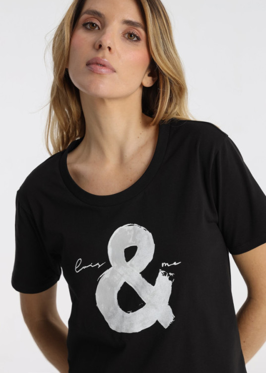 Camiseta Cuello Spoon Gráfica " &" Tipográfica Negro