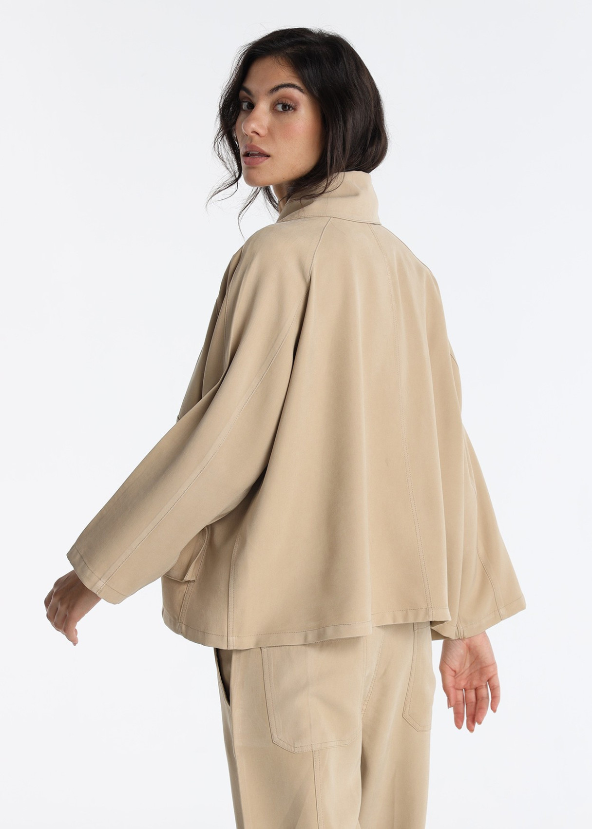 Cazadora Estilo Cargo Cortes Bolsillos Marrón