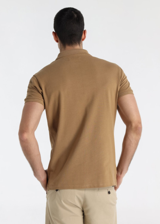 Polo De Piqué Con Bolsillo Frontal En Color Marrón