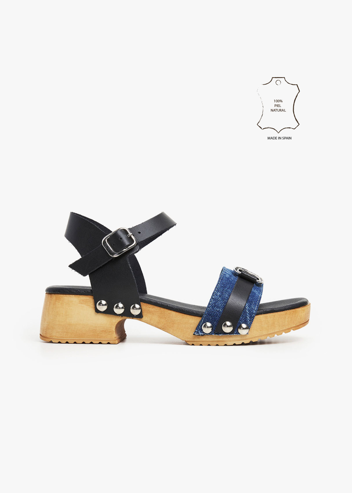 Sandalias en piel con detalles metálicos y cierre de hebilla en talón azul