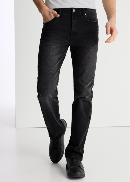 Vaqueros Regular Fit Tiro Medio Lavado Negro