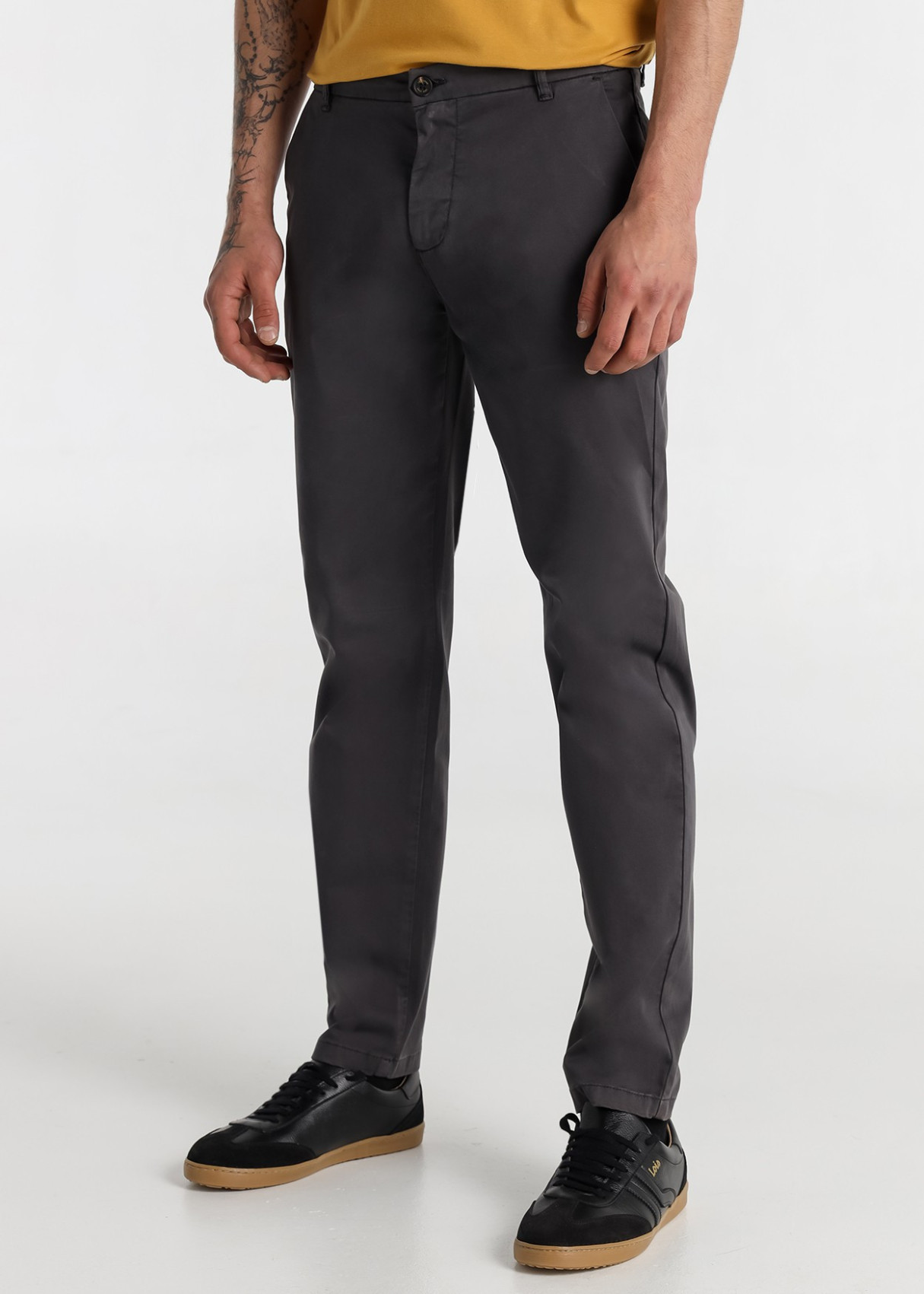Pantalón slim fit gris