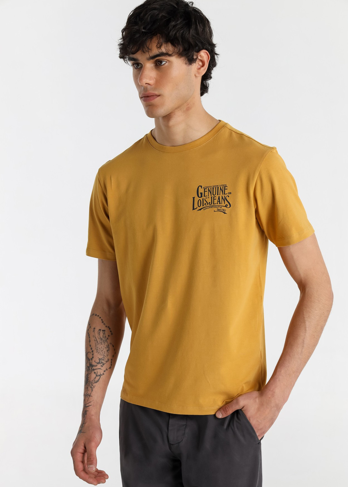 Camiseta Manga Corta Bordado Lois genuine amarilla