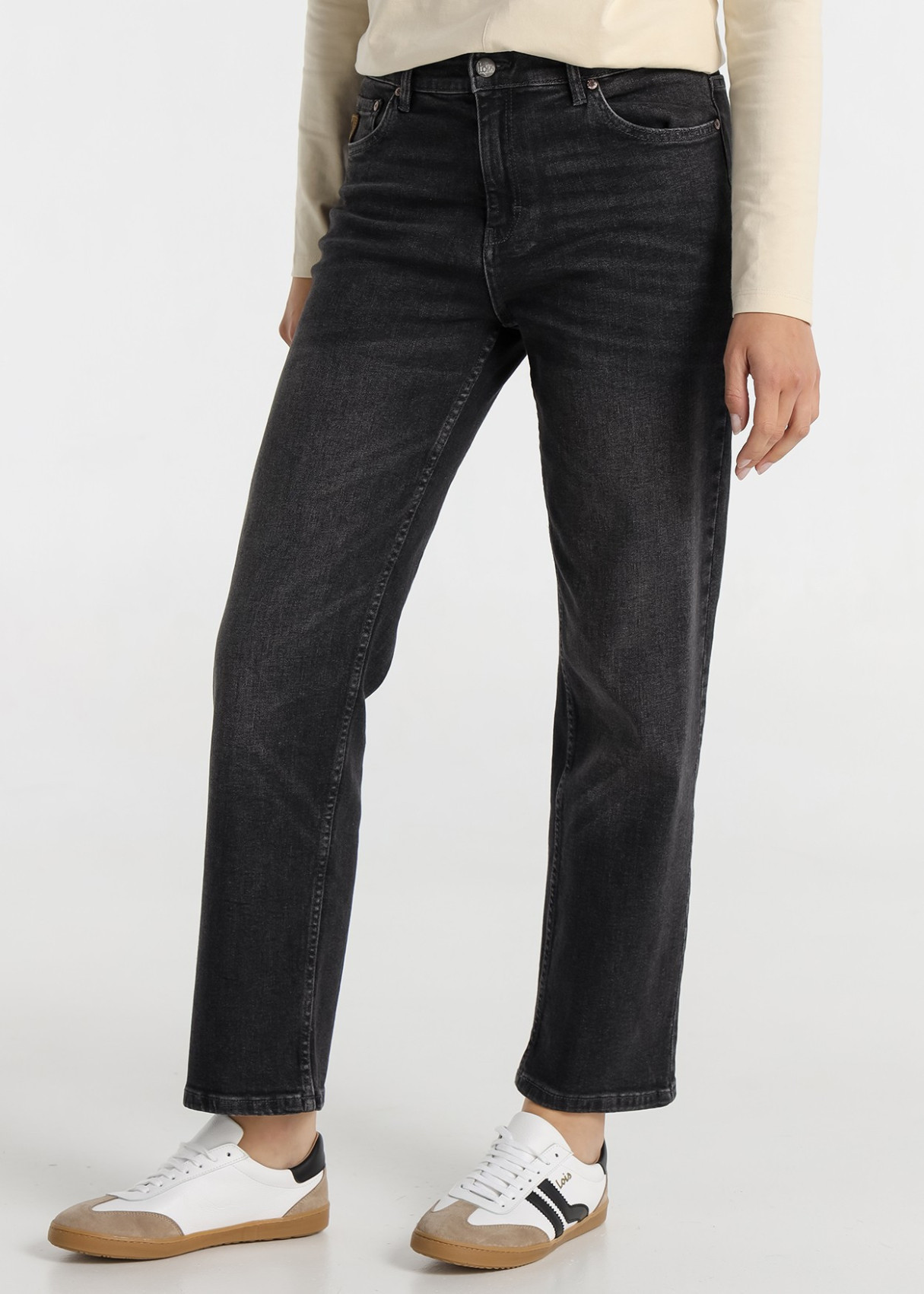 Jeans straigth cintura media Lavado Negro